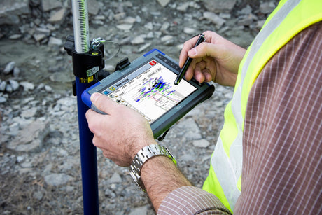 Carlson RT4 Tablet w SurvPC TS 6000.122.001 in the field